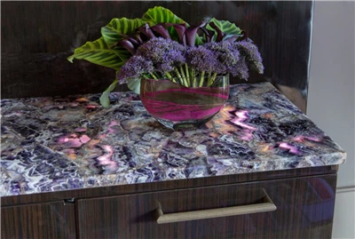 Tocador de cuarcita retroiluminado