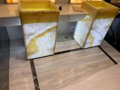 Chimenea de piedra retroiluminada