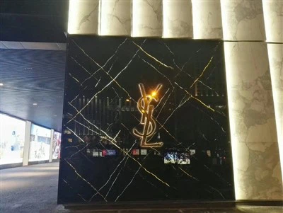 Muro de piedra retroiluminado negro