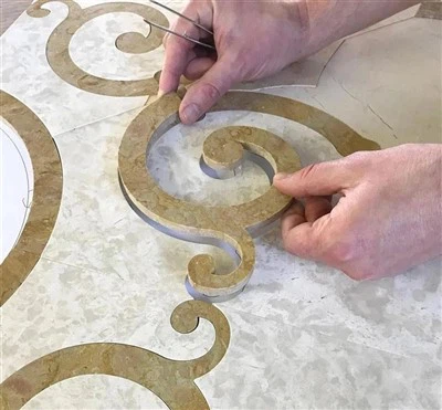 Tablero de mesa con incrustaciones de mármol blanco
